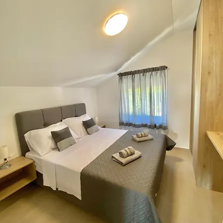 Theros Apartament *